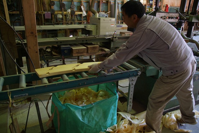 輪を作る横板の仕上げ研磨です。防腐材がよく付着することと、ぬれたあとの水切りに役立ちます